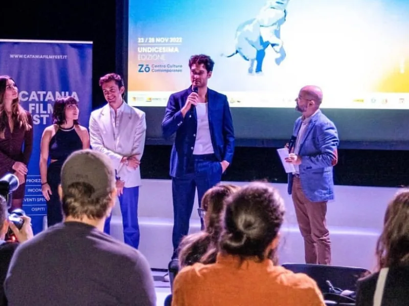 Un gruppo di ragazzi sul palco di un festival