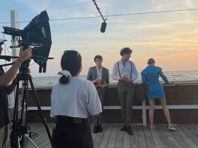Troupe al lavoro su un set esterno al tramonto