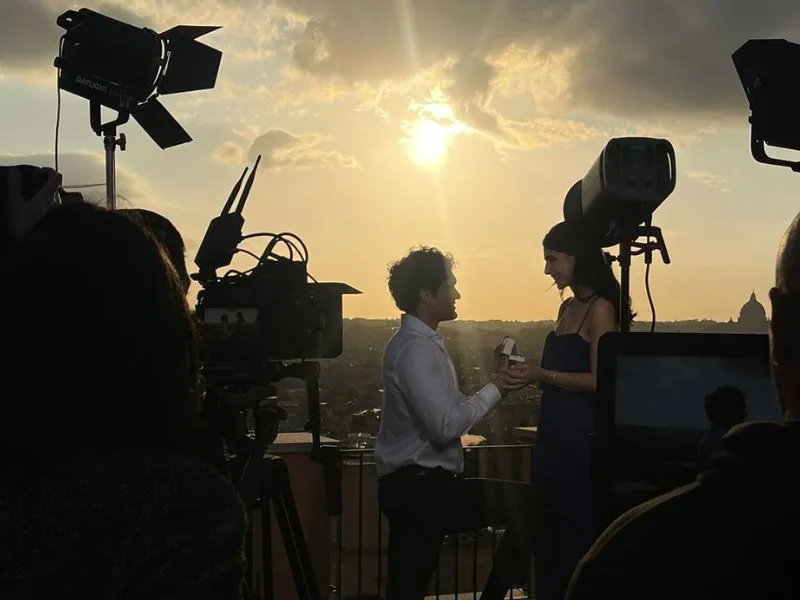 Macchina da presa in controluce su un set all'aperto