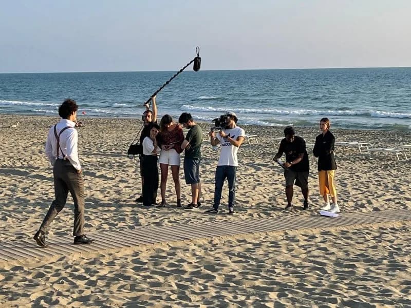 Riprese in spiaggia con la troupe