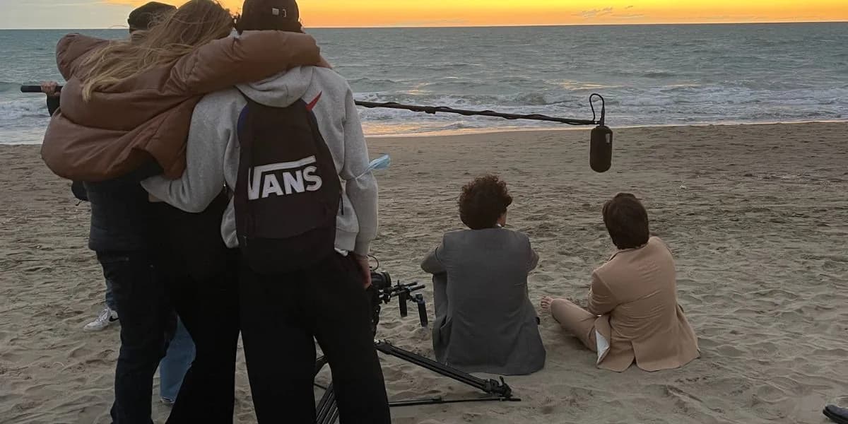 Un gruppo al lavoro insieme su un set all'aperto
