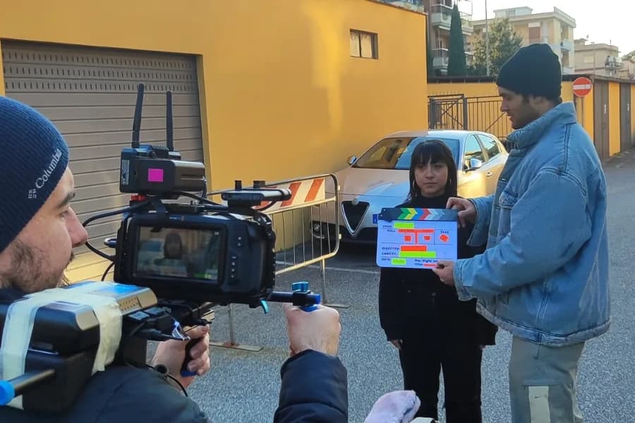 Troupe al lavoro su un set della Silvestri Production