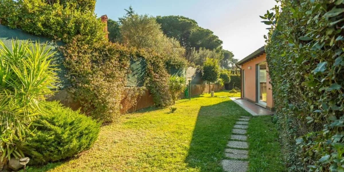 Il giardino della villa che ospita l'Accademia a Ciampino