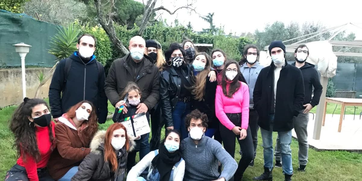 Un gruppo riunito nel giardino della villa