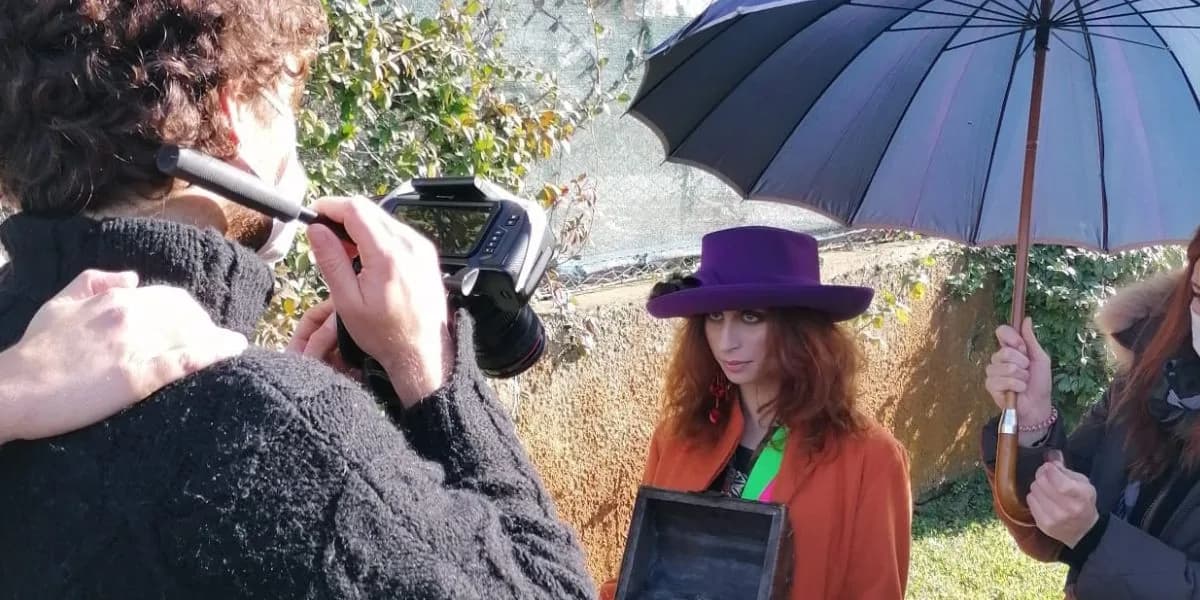 Ragazzi in costume negli spazi esterni della villa