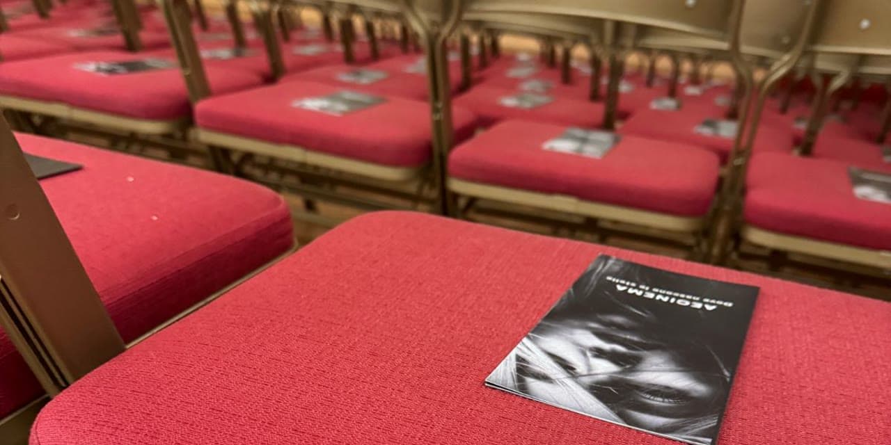 La sala, prima che entrino