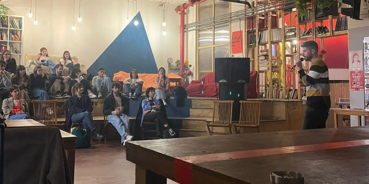 Un ragazzo al microfono davanti al pubblico